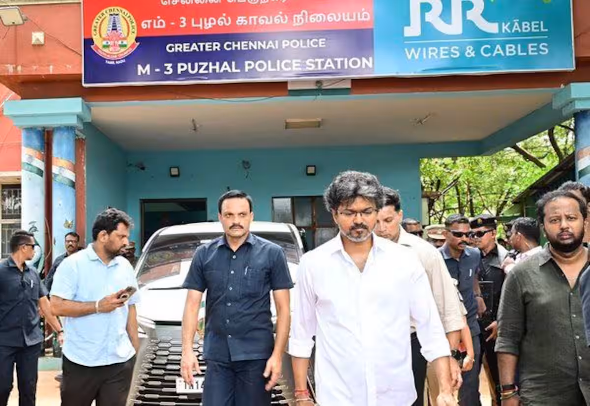 காவல் நிலைய பெயர் பலகையில் தனியார் விளம்பரம் திடீர் மறைப்பு: முதல்வர் விஜய் கேள்வியால் அதிரடி
