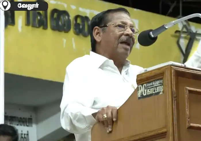 "3 ஃபைல்கள் நீ அவிழு நானும் அவிழ்க்குறேன்"
