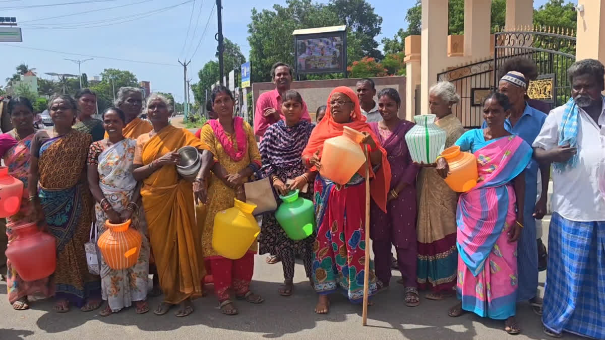 நான்கு மாதங்களாக குடிநீர் வழங்காததைக் கண்டித்து காலி குடங்களுடன் மக்கள் போராட்டம்