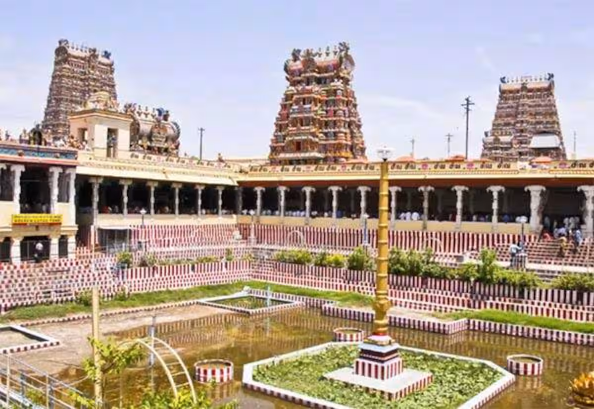 மீனாட்சி கோயில் கும்பாபிஷேக கல்வெட்டில் அறங்காவலர்கள் பெயர்; உயர்நீதிமன்றம் உத்தரவு