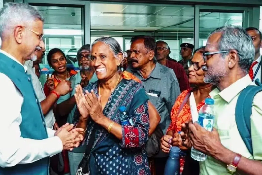 நேப்பாள வெள்ளம்: சேலையைக் கயிறாக்கித் தமிழகப் பயணிகளை மீட்ட தம்பதி