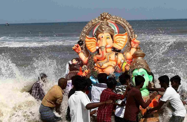 விநாயகர் சதுர்த்தி என்ற பெயரால் பொம்மைகளை அனுமதி இல்லாத நீர் நிலைகளில் கரைக்க கூடாது : அரசு ஆணை
