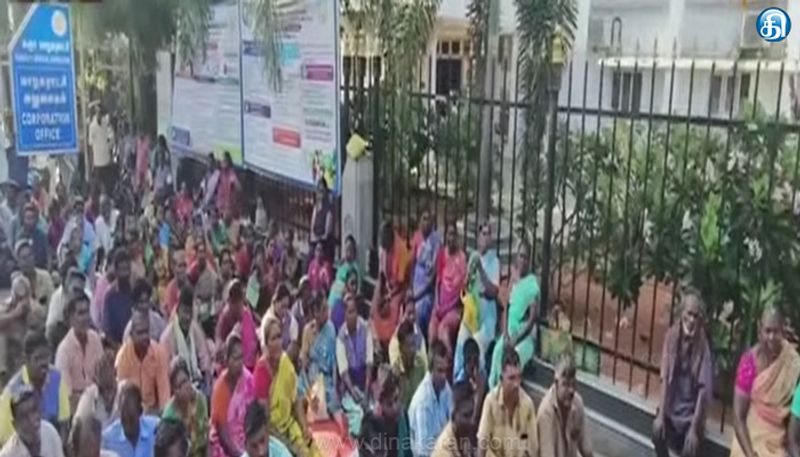 கோரிக்கைகளை வலியுறுத்தி கரூரில் தூய்மை பணியாளர்கள் 4