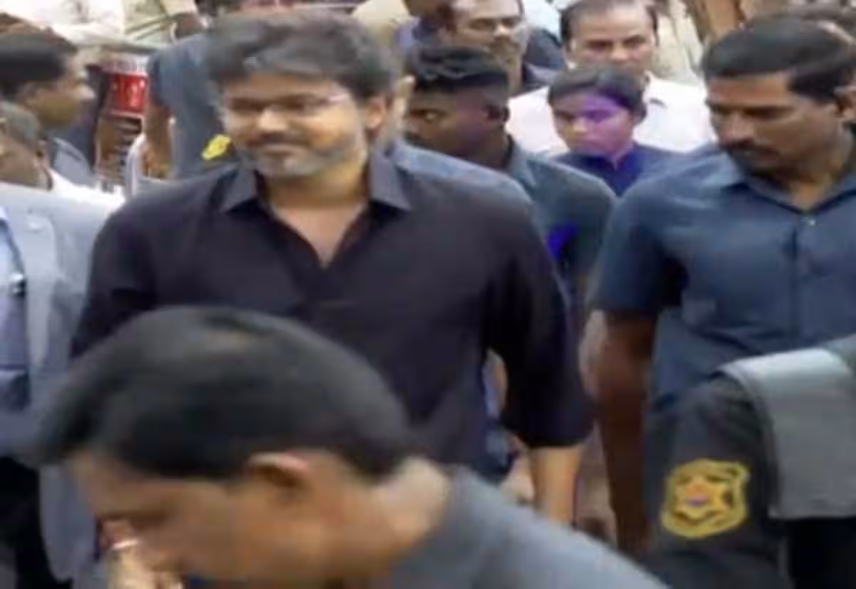 லண்டன் கிளம்பினார் முதல்வர் விஜய்: முதலீடுகளை ஈர்க்கவே பயணம் என தமிழக அரசு அறிவிப்பு