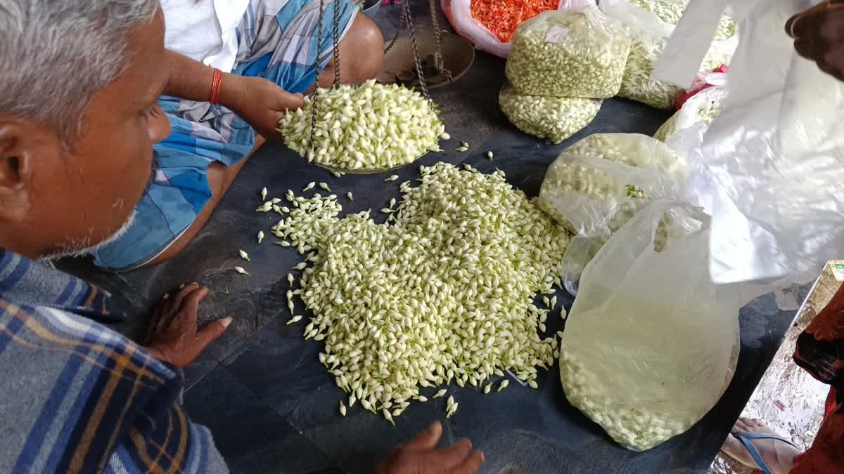விநாயகர் சதுர்த்தியை முன்னிட்டு மதுரை மல்லிகை கிலோ ரூ.1,700