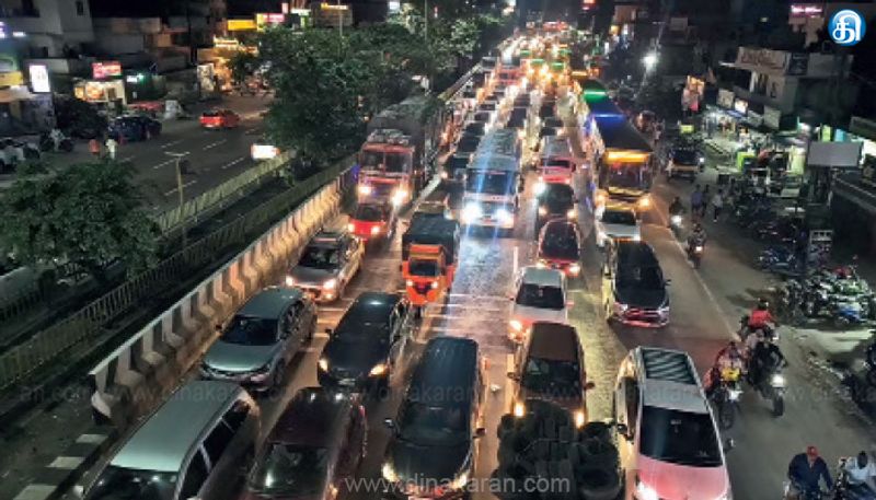 சென்னை திரும்பிய மக்களால் கடும் நெரிசல்: 2 கி.மீ. தூரம் ஊர்ந்து சென்ற வாகனங்கள்