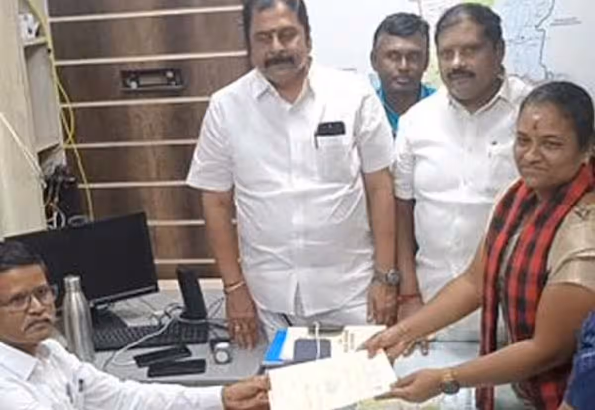நாளை கடைசி நாள்; இடைத்தேர்தலில் போட்டியிட திமுக வேட்பாளர்கள் வேட்புமனு தாக்கல்