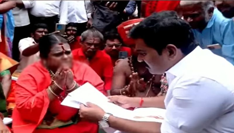 மதுரை மீனாட்சி அம்மன் கோயில் கும்பாபிஷேகம்: தமிழ் திருமுறைகளுக்கு முக்கியத்துவம் கோரி ஓதுவார்கள் போராட்டம்!