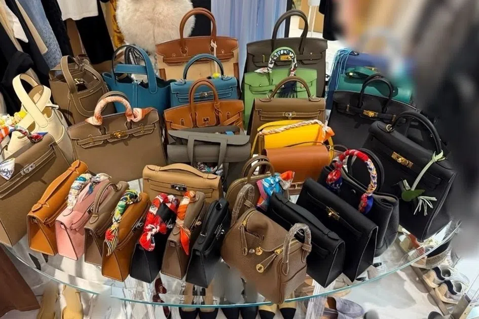 ஸ்காட்ஸ் ரோடு சோதனை: $180,000 மதிப்பிலான போலி ஆடம்பரப் பொருள்கள் பறிமுதல்