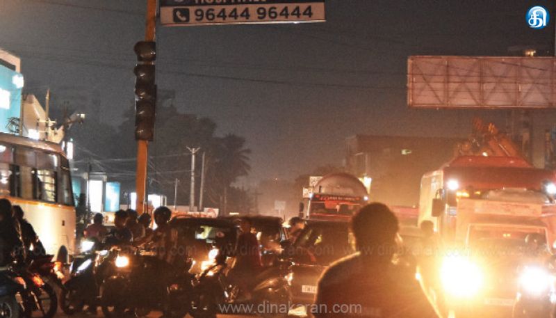 தொடரும் மின்வெட்டு காரணமாக இருளில் மூழ்கிய கேளம்பாக்கம், திருப்போரூர்: போக்குவரத்து சிக்னல்களும் முடங்கின