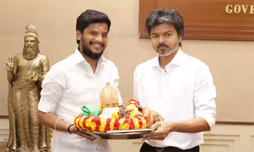 முதல்வர் விஜய்க்கு மதுரை மீனாட்சி சுந்தரேஸ்வரர் கோயில் கும்பாபிஷேக பிரசாதம்