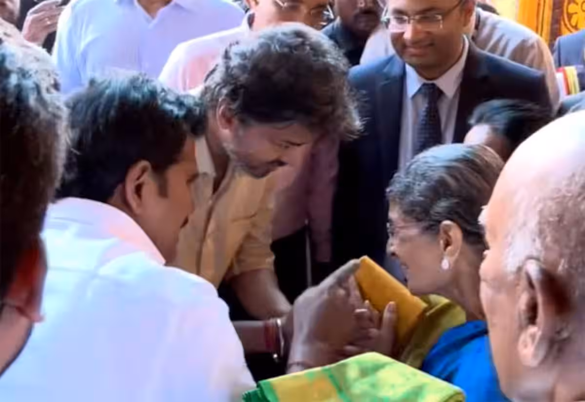 திமுக முன்னாள் அமைச்சர் தியாகராஜன் தாயாரிடம் ஆசி பெற்ற முதல்வர் விஜய்