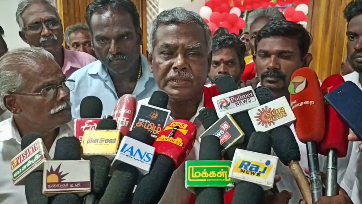 தவெக, திமுக, அதிமுக வாக்காளர்களுக்கு பணத்தை விநியோகிக்கின்றனர்