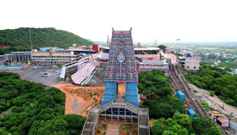 திருத்தணியில் பக்தர்கள் மீது கோபுரக் கற்கள் விழுந்து விபத்து! 4 பேர் படுகாயம்!