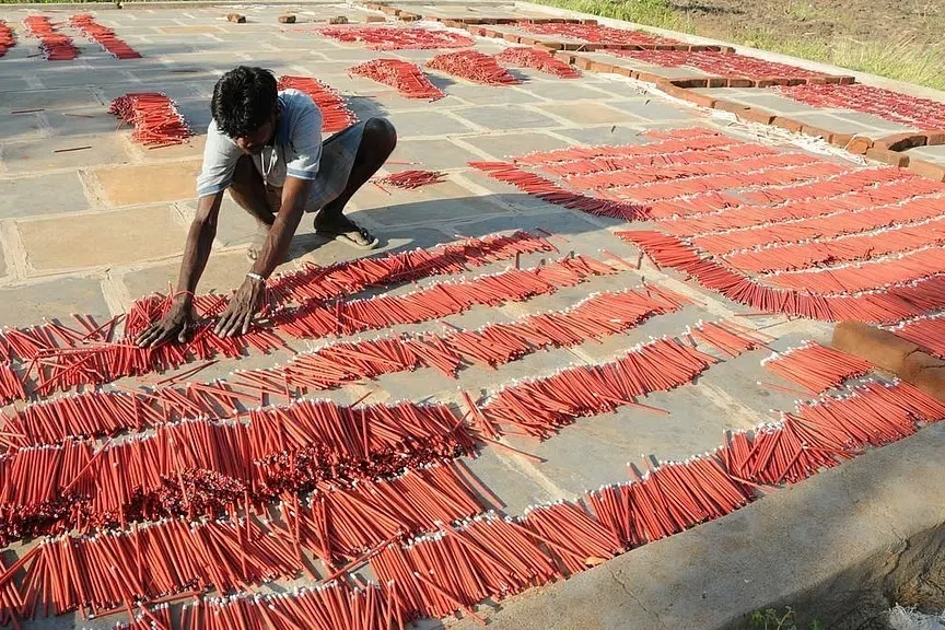 உற்பத்தி குறைவால் பட்டாசு விலை 15% வரை உயர்வு