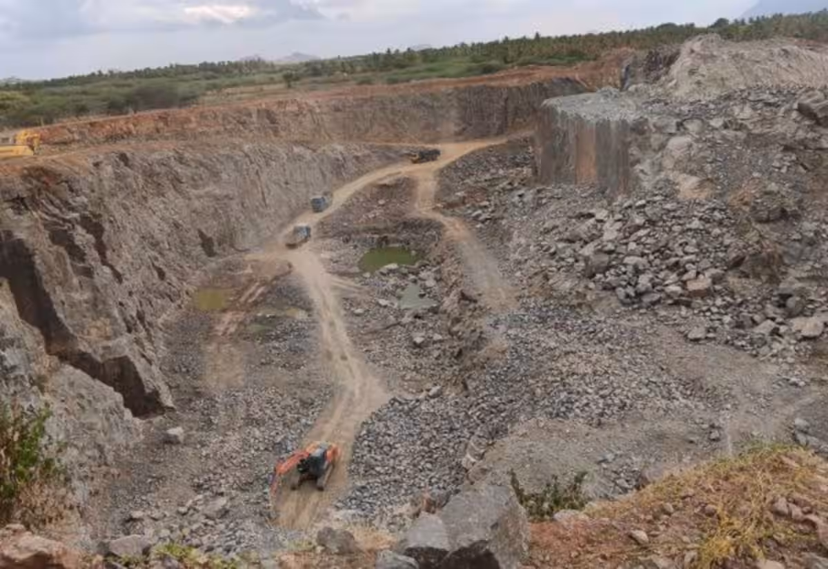 குவாரியை நிரந்தரமாக மூட கிராம மக்கள் போராட்டம்