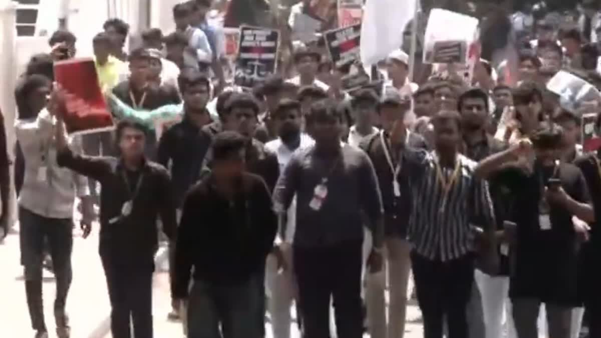 ஞானேஷ் குமார் பதவி விலகக்கோரி வகுப்புகளை புறக்கணித்து புது கல்லூரி மாணவர்கள் போராட்டம்