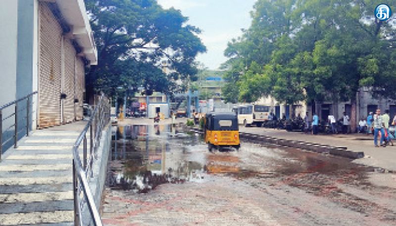 ஜிஹெச் வளாகத்தில் தேங்கி நிற்கும் மழைநீர்